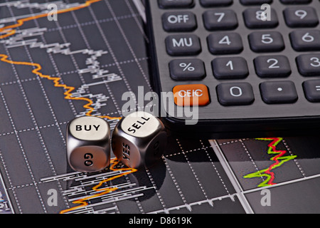 Würfel-Würfel mit Worten verkaufen kaufen für Händler und Taschenrechner. Finanzielle Grafik als Hintergrund. Selektiven Fokus Stockfoto