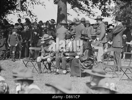 Baden-Powell und Herzog von York nehmen an Pfadfinderversammlung Teil Stockfoto