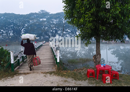 An der Brücke über die Thazi Teich, Nyaung Shwe, Myanmar, Asien Stockfoto