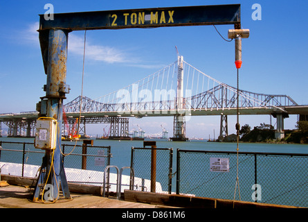 Blick auf Bucht Brücke Neubau von Schatzinsel Dock mit 2-Tonnen-Boot dock Kran im Vordergrund Stockfoto