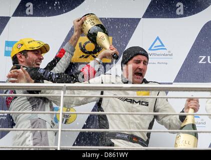 Nuerburg, Deutschland. 20. Mai 2013. Sean Edwards (L) gibt seinem Teamkollegen Bernd Schneider eine Sektdusche nach dem 24h Rennen am Nürburgring in der Nähe von Nuerburg, Deutschland, 20. Mai 2013. Team schwarz mit Sean Edwards, Bernd Schneider, Nicky Thiim und Jeroen Bleekemolen gewann das Rennen mit einem Mercedes SLS. Rund 180 Teams kämpften in der 24 h-Rennen. Foto: THOMAS FREY/Dpa/Alamy Live News Stockfoto