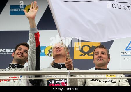 Nuerburg, Deutschland. 20. Mai 2013. Sieger des 24h Rennens, Sean Edwards (L-R), Nicky Thiim und Bernd Schneider am Nürburgring zu feiern, in der Nähe von Nuerburg, Deutschland, 20. Mai 2013. Team schwarz mit Sean Edwards, Bernd Schneider, Nicky Thiim und Jeroen Bleekemolen gewann das Rennen mit einem Mercedes SLS. Rund 180 Teams kämpften in der 24 h-Rennen. Foto: THOMAS FREY/Dpa/Alamy Live News Stockfoto