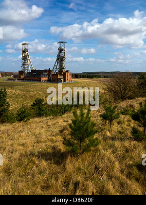 Clipstone Zeche in Nottinghamshire England UK welche geschlossen in 2003 die Puppen aufgeführt sind kilometerweit sichtbaren Strukturen Stockfoto