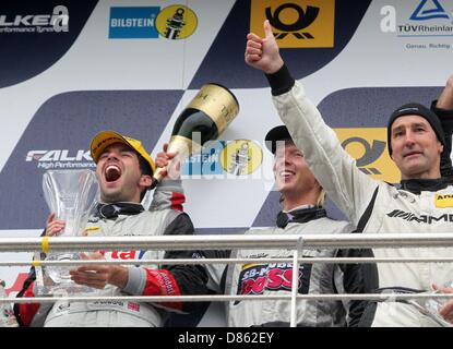 Sieger des 24h Rennens, Sean Edwards (L-R), Nicky Thiim und Bernd Schneider am Nürburgring zu feiern, in der Nähe von Nuerburg, Deutschland, 20. Mai 2013. Team schwarz mit Sean Edwards, Bernd Schneider, Nicky Thiim und Jeroen Bleekemolen gewann das Rennen mit einem Mercedes SLS. Rund 180 Teams kämpften in der 24 h-Rennen. Foto: THOMAS FREY Stockfoto