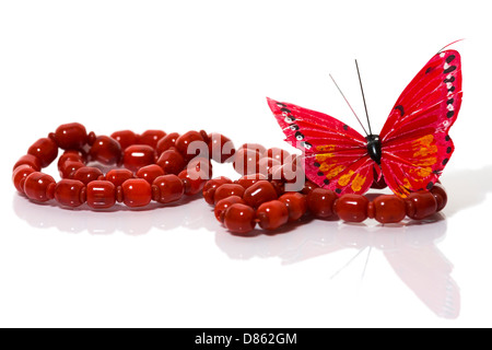 Roten Perlen und roten Schmetterling Stockfoto