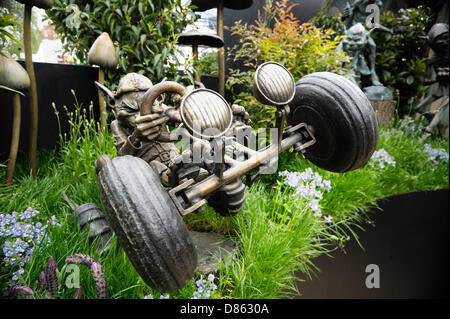 London, UK, 20.05.2013: 2013 RHS Chelsea Flower Show. Garten Bronzeskulpturen von David Goode ist ein britischer Bildhauer. Er besuchte die Sir Henry Doulton Schule für Bildhauerei in Stoke-on-Trent und Porträts und figurativen Arbeiten spezialisiert. Limitierte Auflage Skulpturen inspiriert von den Bildern der Folklore... Bild von Julie Edwards Stockfoto