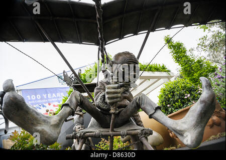 London, UK, 20.05.2013: 2013 RHS Chelsea Flower Show. Garten Bronzeskulpturen von David Goode ist ein britischer Bildhauer. Er besuchte die Sir Henry Doulton Schule für Bildhauerei in Stoke-on-Trent und Porträts und figurativen Arbeiten spezialisiert. Limitierte Auflage Skulpturen inspiriert von den Bildern der Folklore... Bild von Julie Edwards Stockfoto