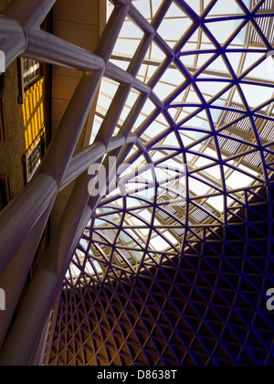 Detail von Glaselementen Dachkonstruktion am Kings Cross Bahnhof London England UK entworfen vom Architekten Hiro Aso eröffnet 2012 Stockfoto