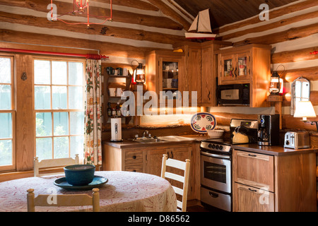 Log Cabin Küche Interieur, USA Stockfoto