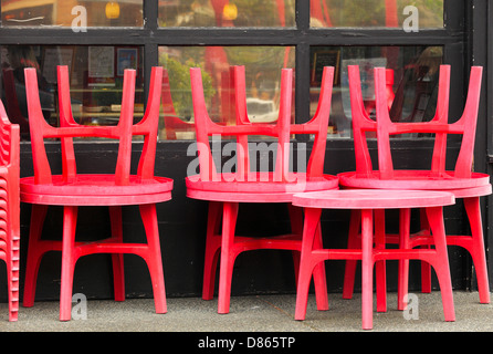 Rote Tische gestapelt außerhalb Restaurants warten auf Kunden-Victoria, British Columbia, Kanada. Stockfoto