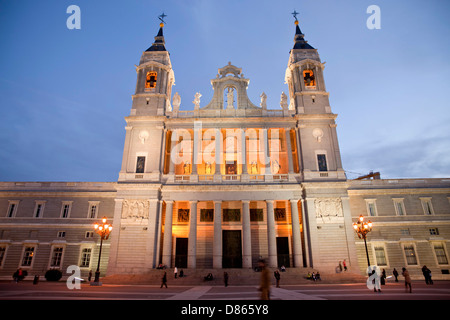 der beleuchtete Almudena Kathedrale Santa Maria la Real De La Almudena in Madrid bei Nacht, Spanien, Europa Stockfoto