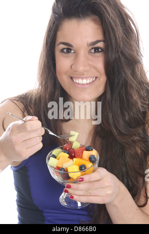 -Modell veröffentlicht. Junge Frau essen Salat von frischen Früchten Stockfoto