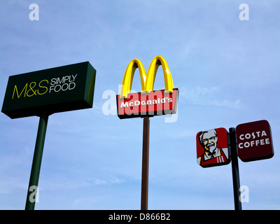 KFC & S M McDonalds und Costa Coffee Zeichen auf Pfählen an Peterborough Raststätte an der Autobahn A1 in England Stockfoto