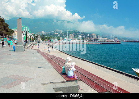 Menschen Fuß entlang der Promenade in Jalta, Krim, Ukraine, Osteuropa Stockfoto