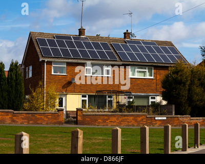 Foto Voltaic Solarzellen am Dach Doppelhaus Häuser Clipstone Dorfes Nottinghamshire England UK Stockfoto