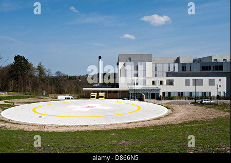 Tunbridge Wells Krankenhaus, Pembury Kent mit der Hubschrauber-Landung pad im Vordergrund Stockfoto