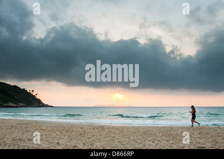 Frau mit Quatro Ilhas Strand bei Sonnenaufgang. Stockfoto