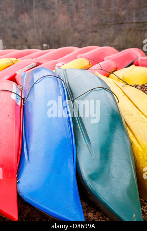 Viele farbige Kanus am Ufer eines Flusses für Vermietungen Stockfoto