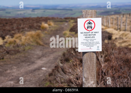 Keine Vorfahrt für Kraftfahrzeuge Zeichen auf Blanchland Moor. Stockfoto