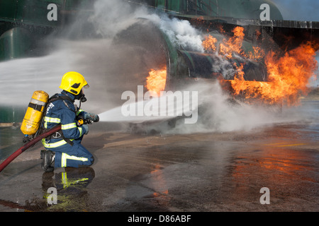 Eine Übung für Flughafen-Feuer-Service-Personal mit scharfer Munition-Training-Rig. Stockfoto