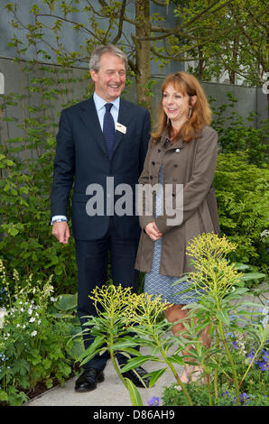 Defra Staatssekretär Owen Patterson besucht die FERA "Ausbreitung" Schaugarten mit Designer Jo Thompson bei RHS Chelsea Flower Show in London, UK am Pressetag 20. Mai 2013.  Der Garten wird gesponsort von einer Regierung, der Nächstenliebe und der Industrie Partnerschaft um die Ausbreitung von Pflanzenkrankheiten und Schädlingen zu markieren. Stockfoto