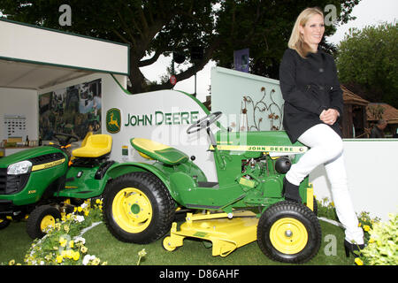 Zara Phillips mit dem original John Deere Modell Baujahr 1963 bei RHS Chelsea Flower Show, London, England am Pressetag 20. Mai 2013. John Deere feiern 50 Jahre Rasenmäher und Traktor-Herstellung. Stockfoto