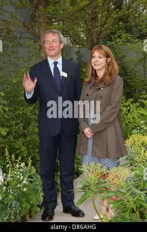 Defra Staatssekretär Owen Patterson besucht die FERA "Ausbreitung" Schaugarten mit Designer Jo Thompson bei RHS Chelsea Flower Show in London, UK am Pressetag 20. Mai 2013.  Der Garten wird gesponsort von einer Regierung, der Nächstenliebe und der Industrie Partnerschaft um die Ausbreitung von Pflanzenkrankheiten und Schädlingen zu markieren. Stockfoto