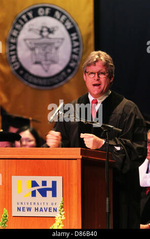 20. Mai 2013 - Wallingford, CT, USA - TED KENNEDY JR, Rechtsanwalt und Anwalt für Menschen mit Behinderungen, war der Hauptredner bei University of New Haven Abschlussfeier. Kennedy Sesselliften der Masse nach Verleihung Ehrendoktorwürde Doctor of Laws an der Zeremonie. Der University of New Haven befindet sich in West Haven, Connecticut, und Aufnahme fand im Oakdale Theater in Wallingford, Connecticut. Er ist ein Sohn des verstorbenen Senator Edward M. '' Ted'' Kennedy aus Massachusetts und Neffe von Präsident John F. Kennedy und Senator Robert F. Kennedy. (Kredit-Bild: © Stan Godlew Stockfoto