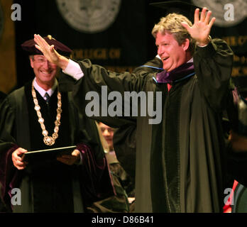 20. Mai 2013 - Wallingford, CT, USA - TED KENNEDY JR, Rechtsanwalt und Anwalt für Menschen mit Behinderungen, war der Hauptredner bei University of New Haven Abschlussfeier. Kennedy Thankss das Publikum nach der Verleihung Ehrendoktorwürde Doctor of Laws an der Zeremonie. Der University of New Haven befindet sich in West Haven, Connecticut, und Aufnahme fand im Oakdale Theater in Wallingford, Connecticut. Er ist ein Sohn des verstorbenen Senator Edward M. '' Ted'' Kennedy aus Massachusetts und Neffe von Präsident John F. Kennedy und Senator Robert F. Kennedy. (Kredit-Bild: © Stan Godle Stockfoto