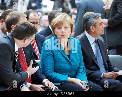 Deutschland, Berlin. 22. April 2013. Teilnahme Bundeskanzlerin Angela Merkel und Tusk polnische MP bei der Buchpräsentation "Angela Merkel - die Kanzlerin und ihre Welt" von Stefan Cornelius und danach nahmen an "Reden über Europa" im Atrium der Deutschen Bank in Berlin. Stockfoto