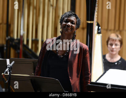 Amerikanische Sopranistin Claron McFadden Bild (), Dirigent Tomas Hanus und französischen Kammerorchester Ensemble Intercontemporain durchgeführt die Weltpremiere des Songs mein Leben ohne mich komponiert von einem der erfolgreichsten aktuellen tschechischer Komponist Miroslav Srnka. Claron McFadden ist in Prag, Tschechische Republik, 19. Mai 2013 gesehen. (CTK Foto/Katerina Sulova) Stockfoto