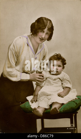 Gladys Cooper mit einem ihrer Kinder Stockfoto