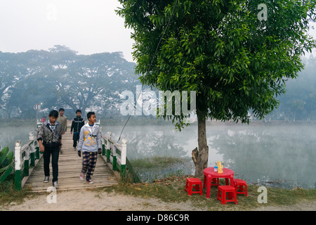 An der Brücke über die Thazi Teich, Nyaung Shwe, Myanmar, Asien Stockfoto