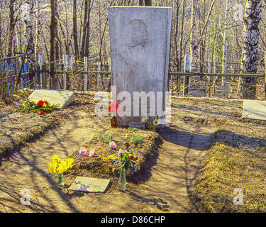 1. Mai 1987 - Peredelkino, RU - das Grab des Nobel-Preis ausgezeichneten Schriftsteller Boris Pasternak (1890 – 1960), auf dem Friedhof in Peredelkino, einem Vorort von Moskau, Russland. Der berühmte russische Dichter und Romanschriftsteller, am bekanntesten als der Autor des Doctor Zhivago, erhielt den Nobelpreis für Literatur im Jahr 1958. Sein Grab ist regelmäßig besucht und von Bewunderern mit Blumen geschmückt. (Kredit-Bild: © Arnold Drapkin/ZUMAPRESS.com) Stockfoto