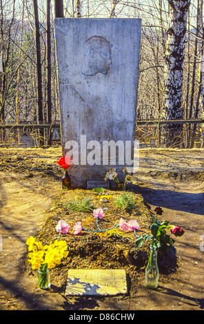 1. Mai 1987 - Peredelkino, RU - das Grab des Nobel-Preis ausgezeichneten Schriftsteller Boris Pasternak (1890 – 1960), auf dem Friedhof in Peredelkino, einem Vorort von Moskau, Russland. Der berühmte russische Dichter und Romanschriftsteller, am bekanntesten als der Autor des Doctor Zhivago, erhielt den Nobelpreis für Literatur im Jahr 1958. Sein Grab ist regelmäßig besucht und von Bewunderern mit Blumen geschmückt. (Kredit-Bild: © Arnold Drapkin/ZUMAPRESS.com) Stockfoto