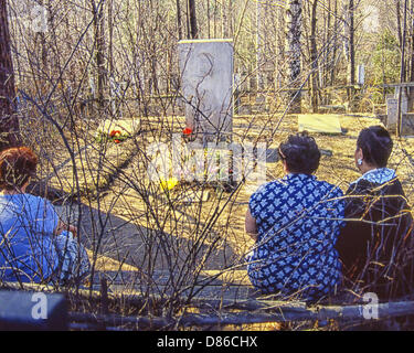 1. Mai 1987 - Peredelkino, RU - drei russische Frauen sitzen in der Kontemplation am Grab des Nobelpreis gewinnenden Autor Boris Pasternak (1890 – 1960), auf dem Friedhof in Peredelkino, einem Vorort von Moskau, Russland. Der berühmte russische Dichter und Romanschriftsteller, am bekanntesten als der Autor des Doctor Zhivago, erhielt den Nobelpreis für Literatur im Jahr 1958. Sein Grab ist regelmäßig besucht und von Bewunderern mit Blumen geschmückt. (Kredit-Bild: © Arnold Drapkin/ZUMAPRESS.com) Stockfoto