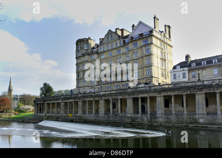 Ein Blick auf das ehemalige Empire Hotel, neben dem Fluss Avon in Bath, Somerset, England. Stockfoto