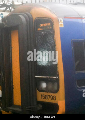 Salisbury, UK. 20. Mai 2013. 17:40 First Great Western Zug nach Cardiff zentrale langsam zieht in Salisbury Bahnhof, nachdem ein Stein von einer Brücke geworfen die Fahrer schlug Fenster den Fahrer verletzt. Bildnachweis: Phil Hall/Alamy Live-Nachrichten Stockfoto