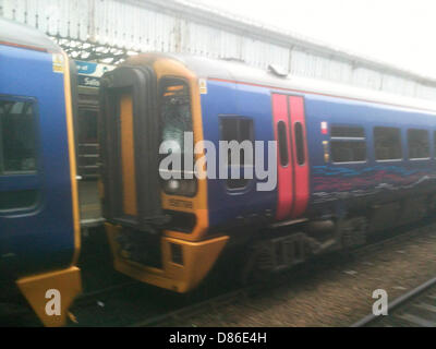 Salisbury, UK. 20. Mai 2013. 17:40 First Great Western Zug nach Cardiff zentrale langsam zieht in Salisbury Bahnhof, nachdem ein Stein von einer Brücke geworfen die Fahrer schlug Fenster den Fahrer verletzt. Bildnachweis: Phil Hall/Alamy Live-Nachrichten Stockfoto