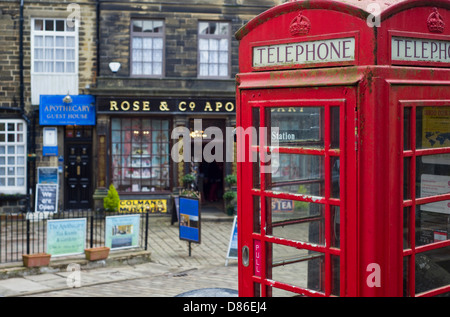 Rote Telefonzelle an der Hauptstraße durch das Dorf von Haworth in West Yorkshire, England, UK Stockfoto