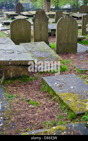 Der Friedhof neben der Bronte Pfarrhaus in Haworth, West Yorkshire, England, UK Stockfoto