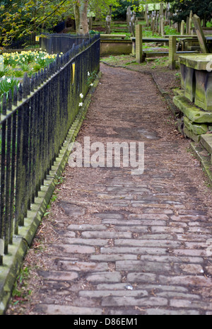 Weg durch den Friedhof neben der Bronte Parsonage Museum in Haworth, West Yorkshire, England, Großbritannien Stockfoto