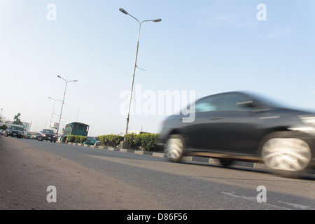 Verkehr auf der Hauptstraße in Lagos. Stockfoto