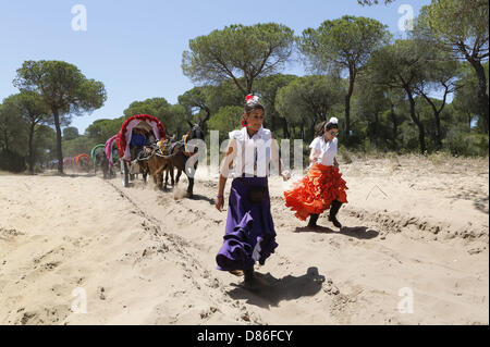 16. Mai 2013 - El Rocio, Andalusien, Spanien - die El Rocio Wallfahrt stammt aus dem Jahr 1653 und zieht mehr als 1 Million katholischen Pilger aus ganz Spanien zum kleinen Schrein von El Rocio in der Provinz Huelva in Andalusien. Pilger, bekannt als Coros, Reisen in Gruppen genannt, Bruderschaften und kommen zu Fuß oder mit Pferden, Wagen und aufwendige Pferdekutschen, die entworfen, um die silbernen und goldenen Madonnen zum Heiligtum zu transportieren. Abgebildet ist die Bruderschaft von Jerez ein 55 Meilen-Reise durch den Sand des Donaña Nationalparks unterwegs, El Rocio zu erreichen. Von dort in das Ohr Stockfoto
