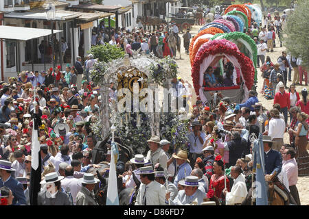 18. Mai 2013 - El Rocio, Andalusien, Spanien - die El Rocio Wallfahrt stammt aus dem Jahr 1653 und zieht mehr als 1 Million katholischen Pilger aus ganz Spanien zum kleinen Schrein von El Rocio in der Provinz Huelva in Andalusien. Pilger, bekannt als Coros, Reisen in Gruppen genannt, Bruderschaften und kommen zu Fuß oder mit Pferden, Wagen und aufwendige Pferdekutschen, die entworfen, um die silbernen und goldenen Madonnen zum Heiligtum zu transportieren. Abgebildet ist die Bruderschaft von Jerez reisten für drei Tage durch den Sand des Donaña Nationalparks auf einer 55 Meile Reise nach El Rocio zu erreichen. Stockfoto