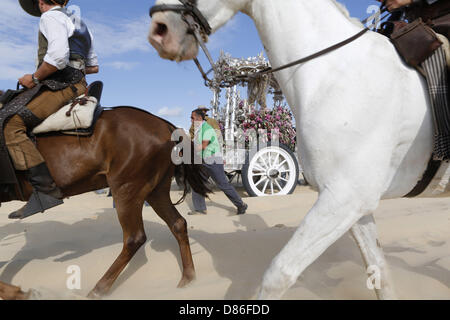 16. Mai 2013 - El Rocio, Andalusien, Spanien - die El Rocio Wallfahrt stammt aus dem Jahr 1653 und zieht mehr als 1 Million katholischen Pilger aus ganz Spanien zum kleinen Schrein von El Rocio in der Provinz Huelva in Andalusien. Pilger, bekannt als Coros, Reisen in Gruppen genannt, Bruderschaften und kommen zu Fuß oder mit Pferden, Wagen und aufwendige Pferdekutschen, die entworfen, um die silbernen und goldenen Madonnen zum Heiligtum zu transportieren. Abgebildet ist die Bruderschaft von Jerez ein 55 Meilen-Reise durch den Sand des Donaña Nationalparks unterwegs, El Rocio zu erreichen. Von dort in das Ohr Stockfoto