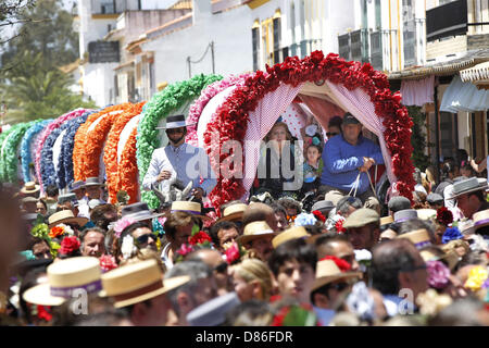 18. Mai 2013 - El Rocio, Andalusien, Spanien - die El Rocio Wallfahrt stammt aus dem Jahr 1653 und zieht mehr als 1 Million katholischen Pilger aus ganz Spanien zum kleinen Schrein von El Rocio in der Provinz Huelva in Andalusien. Pilger, bekannt als Coros, Reisen in Gruppen genannt, Bruderschaften und kommen zu Fuß oder mit Pferden, Wagen und aufwendige Pferdekutschen, die entworfen, um die silbernen und goldenen Madonnen zum Heiligtum zu transportieren. Abgebildet ist die Bruderschaft von Jerez reisten für drei Tage durch den Sand des Donaña Nationalparks auf einer 55 Meile Reise nach El Rocio zu erreichen. Stockfoto