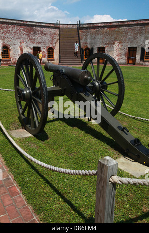 Ein Modell 1841 Feld Kanone auf dem Display im Fort Macon State Park 12. Mai 2013 in Atlantic Beach, NC. Fort Macon wurde nach dem Krieg von 1812, Beaufort Hafen zu verteidigen. Stockfoto