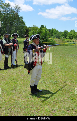 Eine Demonstration von Feuerwaffen, die in der amerikanischen Revolution verwendet. Stockfoto