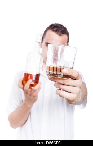 Mann mit Glas und Flasche Whiskey, isoliert auf weißem Hintergrund Stockfoto